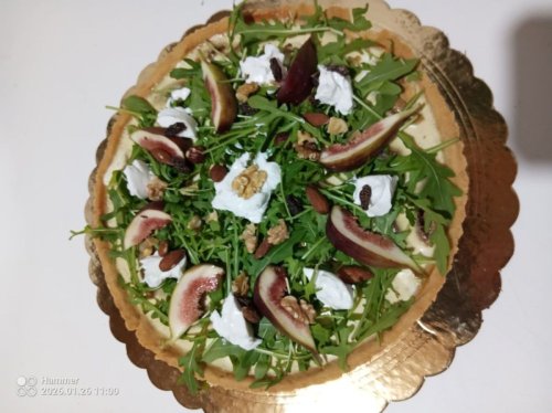 Tarta z kozim serem, figami i rukolą